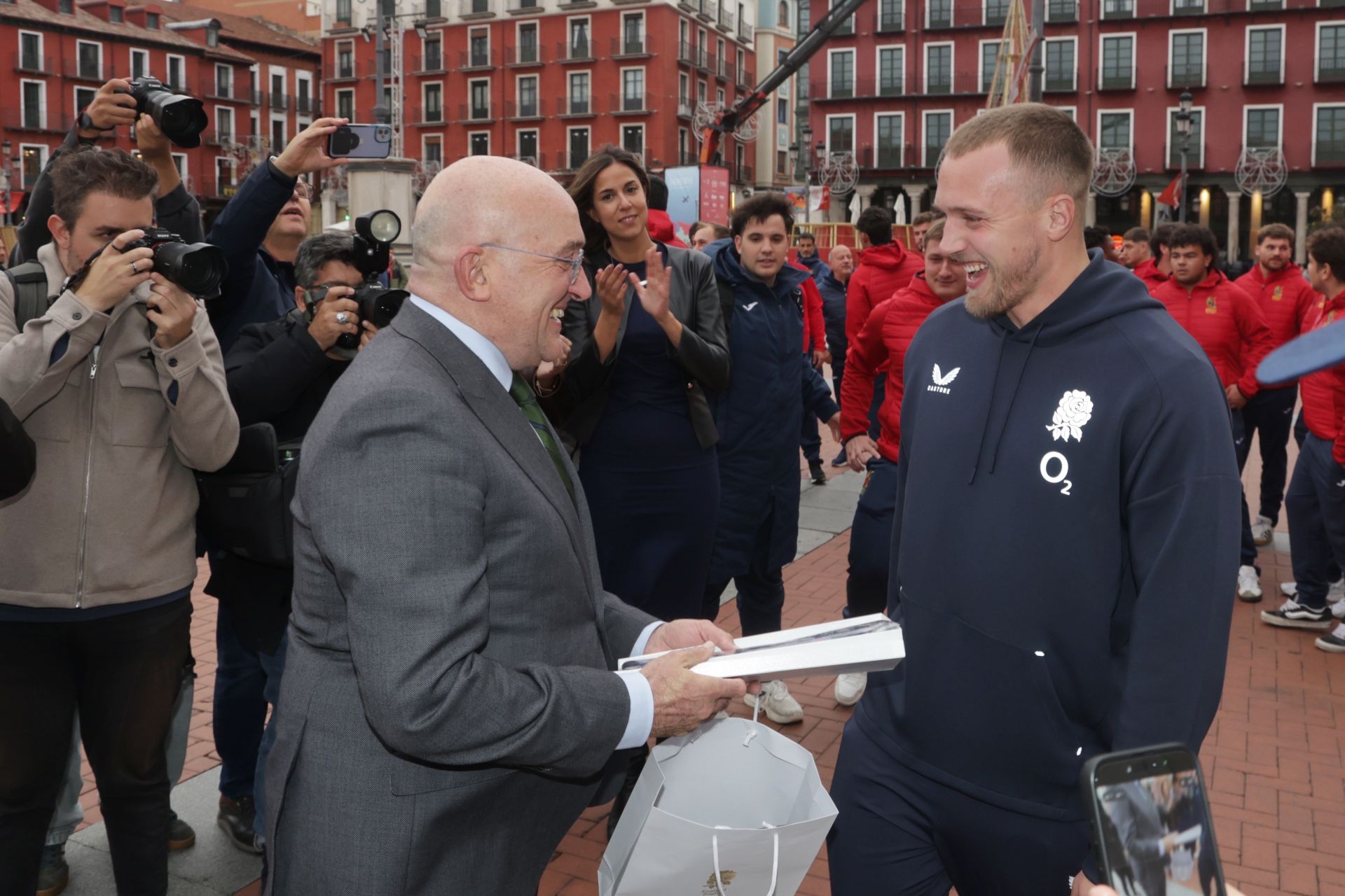 Las selecciones de rubgy de España e Inglaterra visitan el Ayuntamiento de Valladolid