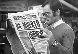 Un joven lee la edición especial del 'Ideal' el 20-N de 1975, en Almería.