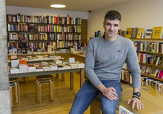 Eloy Moreno en los momentos previos a una firma de libros.