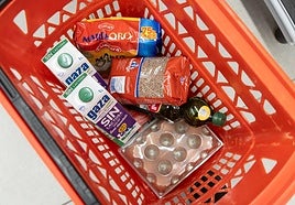 Una cesta de la compra en una imagen de archivo.