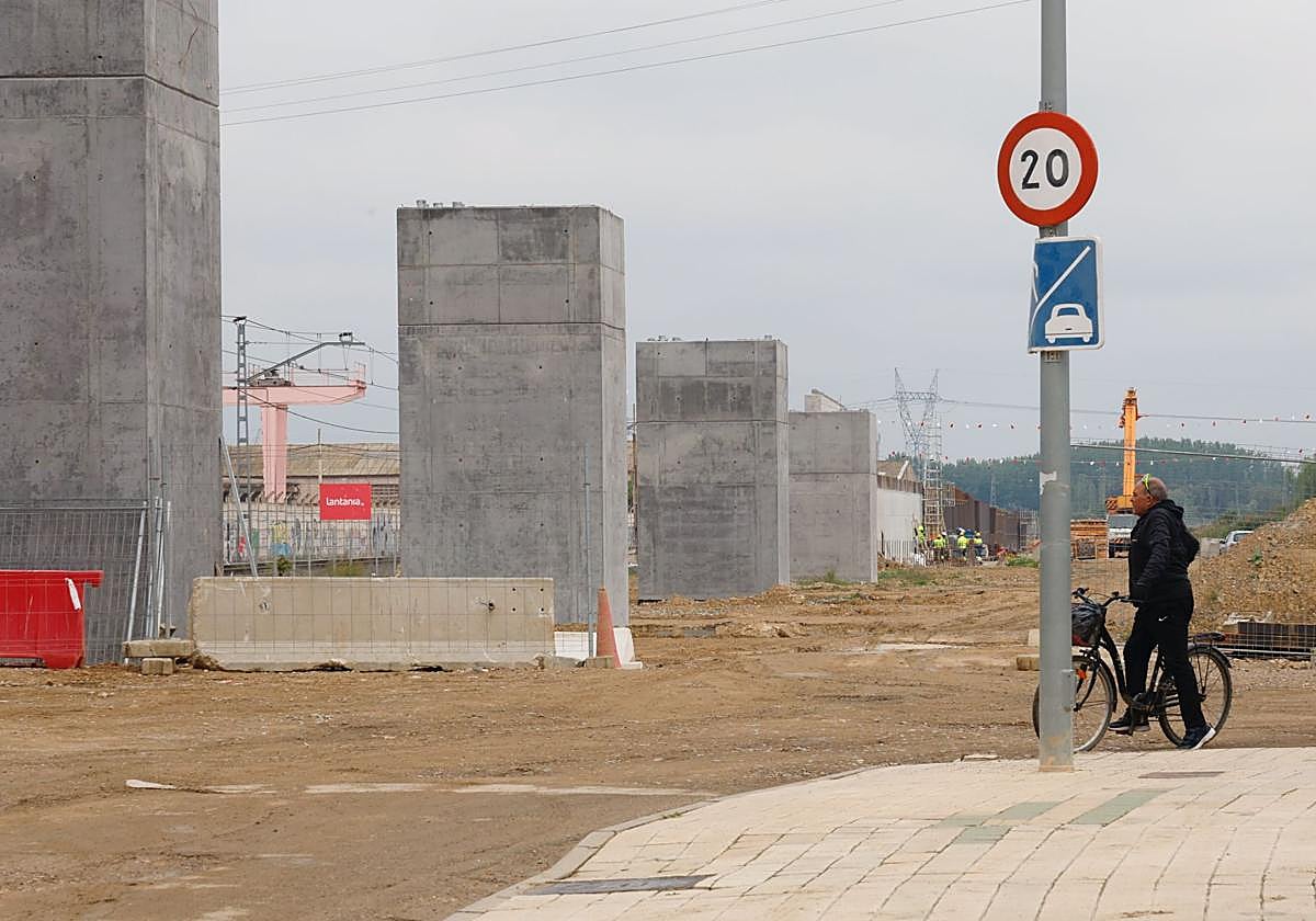 Obras del primer tramo del Ave a su paso por la ciudad de Palencia.