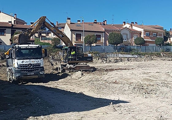 Movimiento de tierras en la parcela del futuro centro de salud de Cuéllar.