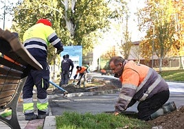 Los operarios trabajan en el acceso al colegio Narciso Alonso Cortés.