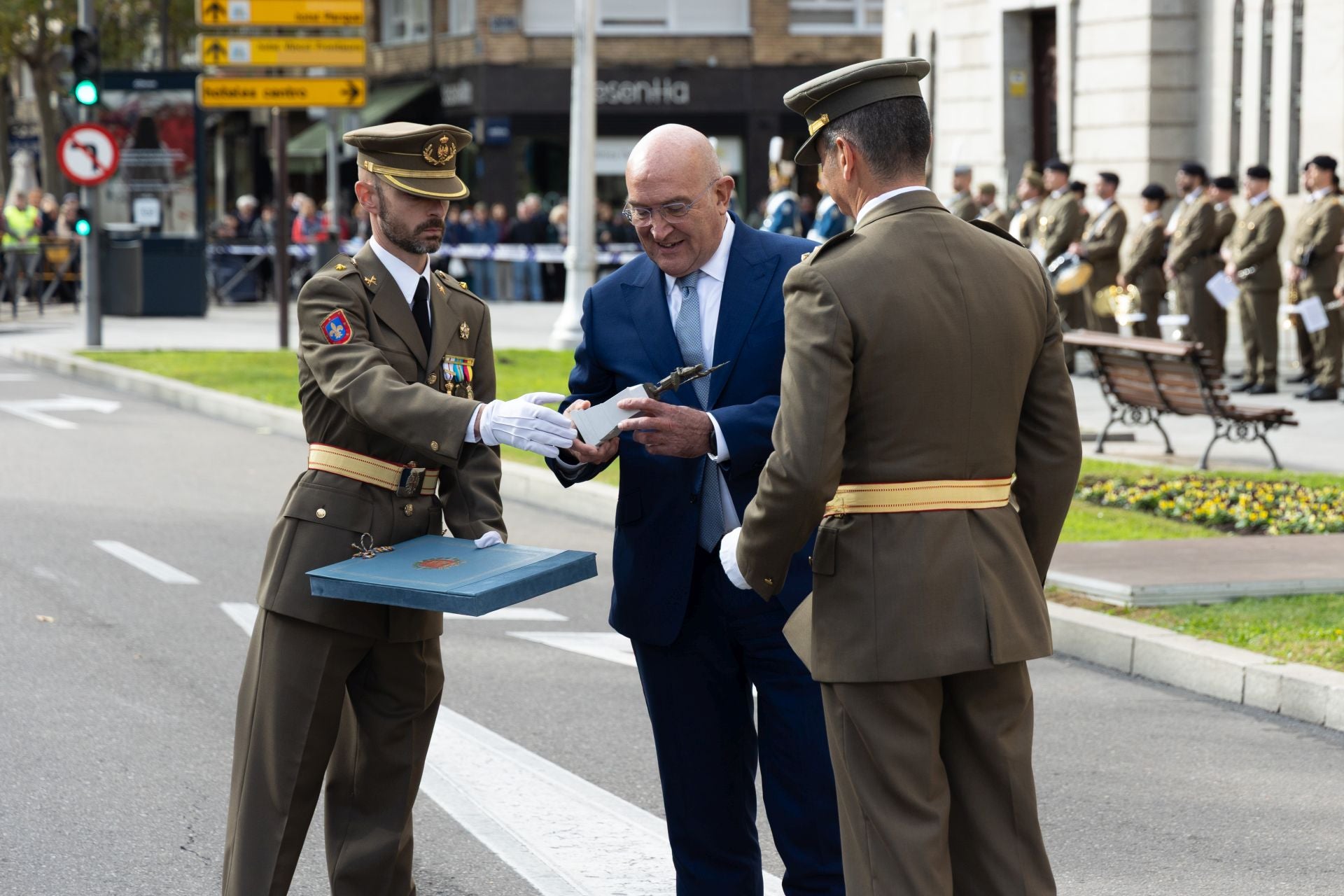 Las imágenes del desfile militar con motivo del 175 aniversario de la Academia de Caballería