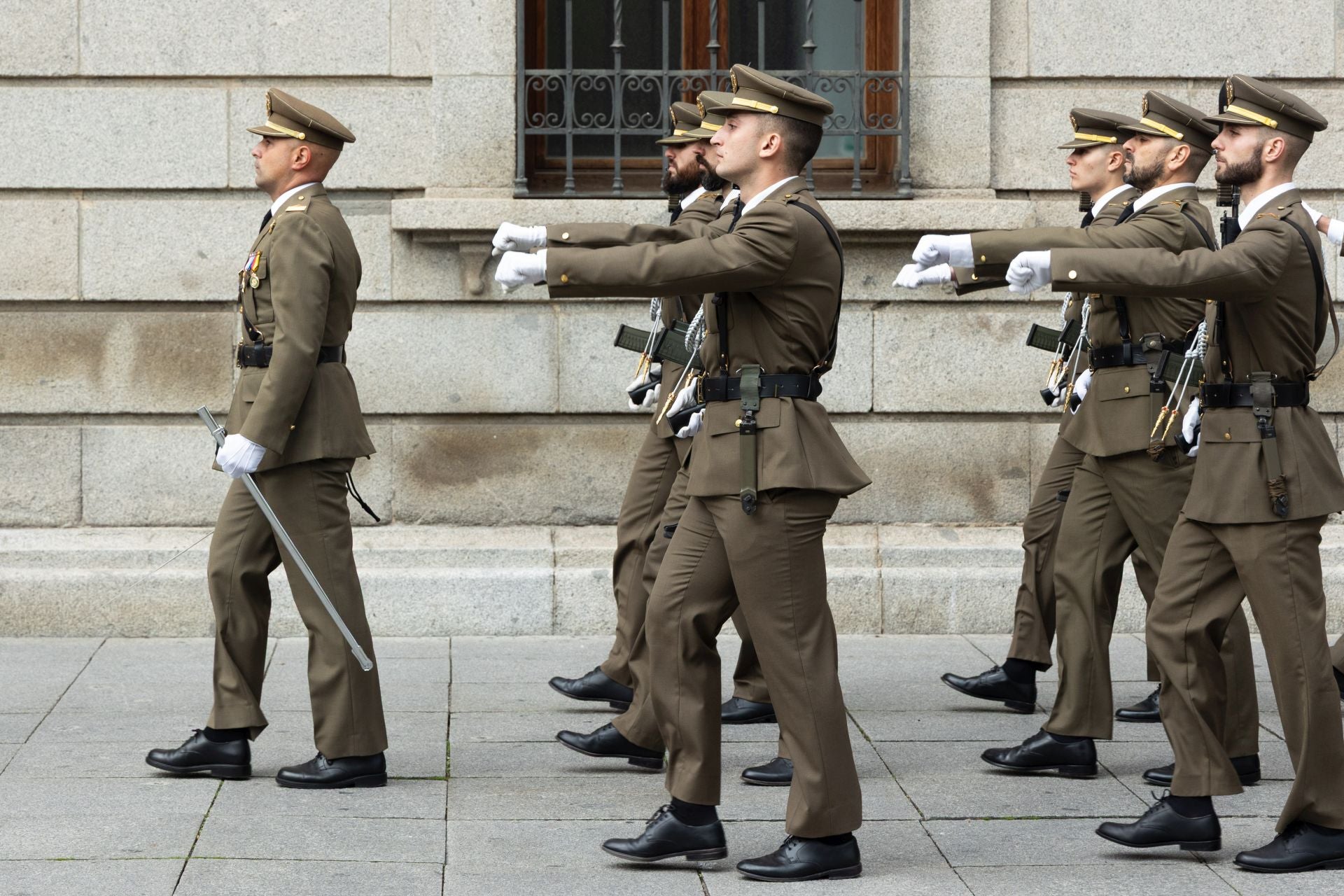 Las imágenes del desfile militar con motivo del 175 aniversario de la Academia de Caballería