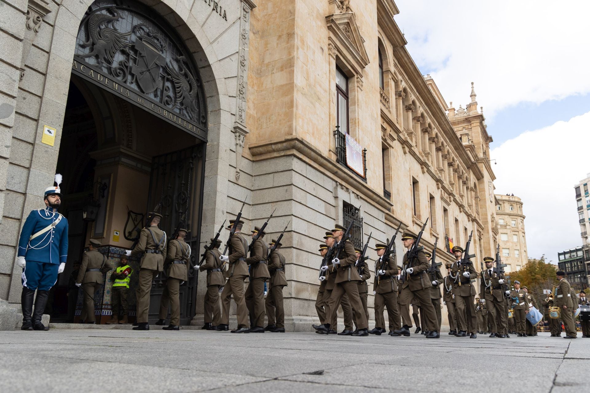 Las imágenes del desfile militar con motivo del 175 aniversario de la Academia de Caballería
