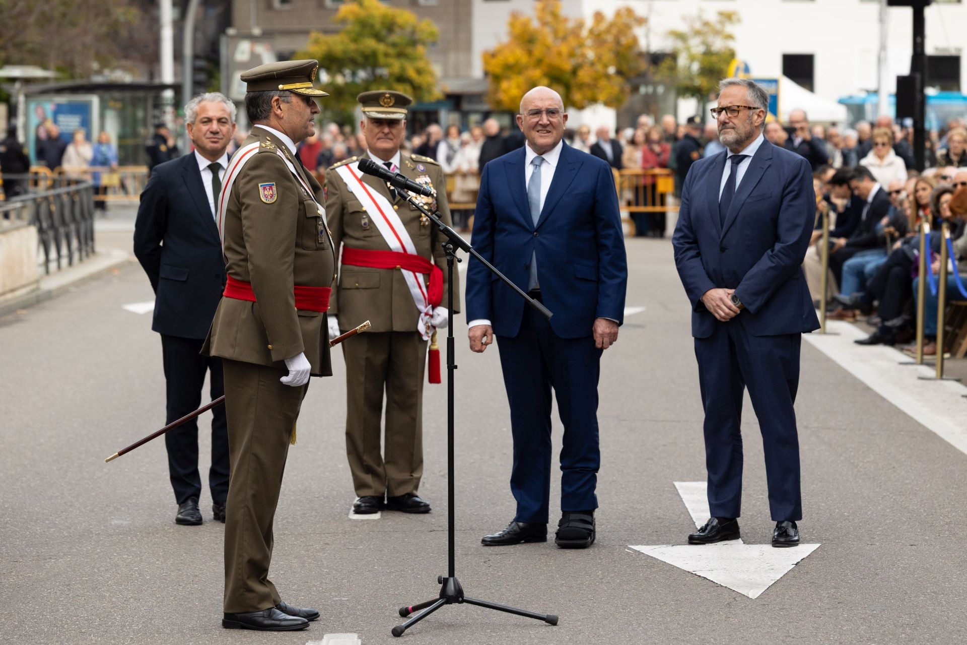 Las imágenes del desfile militar con motivo del 175 aniversario de la Academia de Caballería