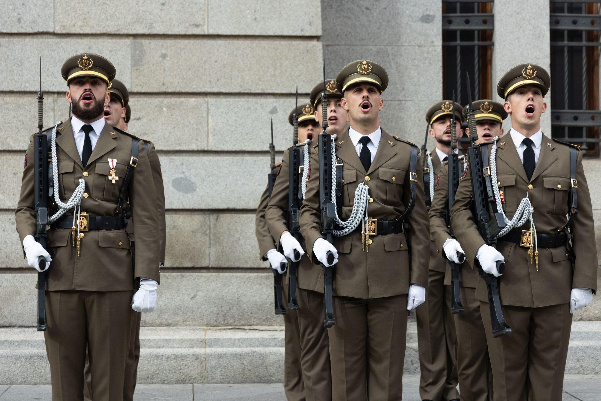 Las imágenes del desfile militar con motivo del 175 aniversario de la Academia de Caballería