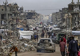 Ruinas en la calle Al-Jala de Gaza tras los bombardeos israelíes.