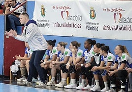 Salva Puig alienta a sus jugadores desde el banquillo en el último encuentro como local.