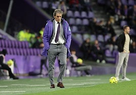 Almada, cabizbajo, parece buscar explicaciones desde la banda.