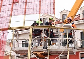 Los operarios instalan el gigantesco Árbol de los Deseos en la Plaza Mayor de Valladolid.