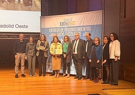 Grupo Sacyl Excelente de Villafrechós junto al consejero y al director general de Infraestructuras