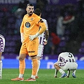 Los blanquivioleta, cabizbajos tras la derrota ante la UD Las Palmas.