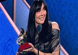 Aitana recibe su primer Grammy Latino.