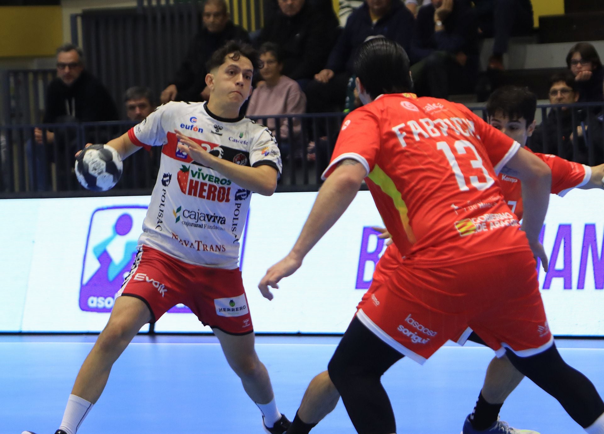 Fotos de la victoria del Balonmano Nava