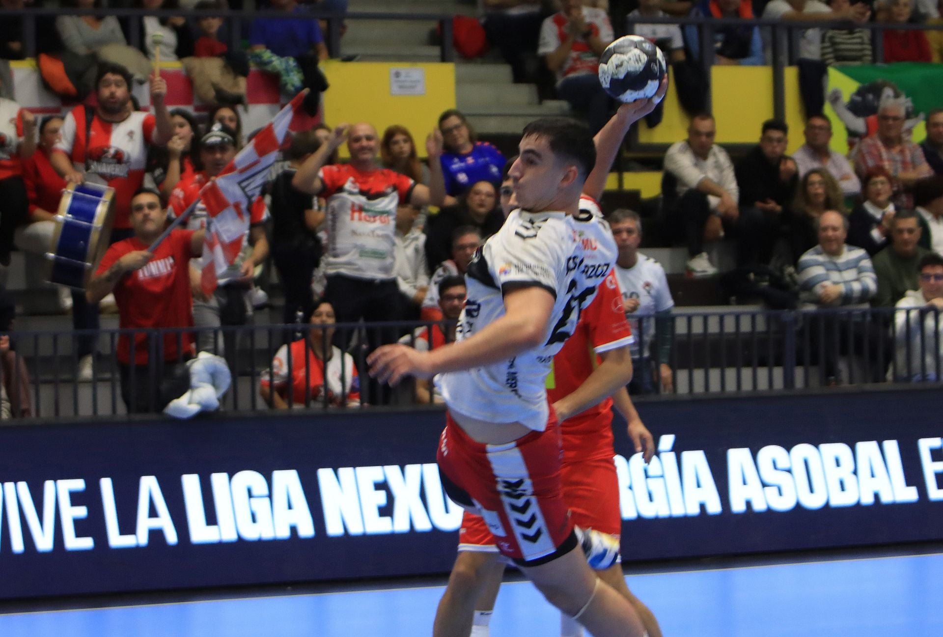 Fotos de la victoria del Balonmano Nava