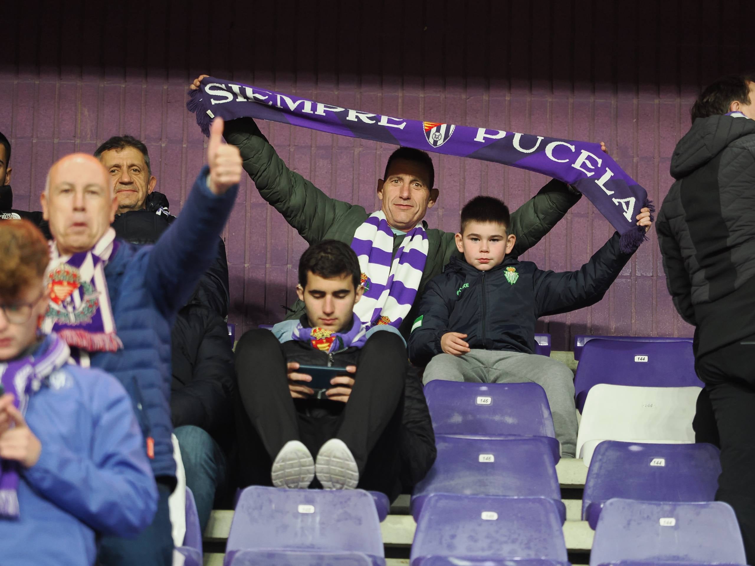 Búscate en la grada del estadio José Zorrilla (2/5)