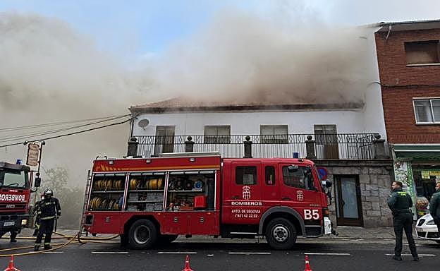 Bomberos y Guardia Civil, en el lugar del incendio.