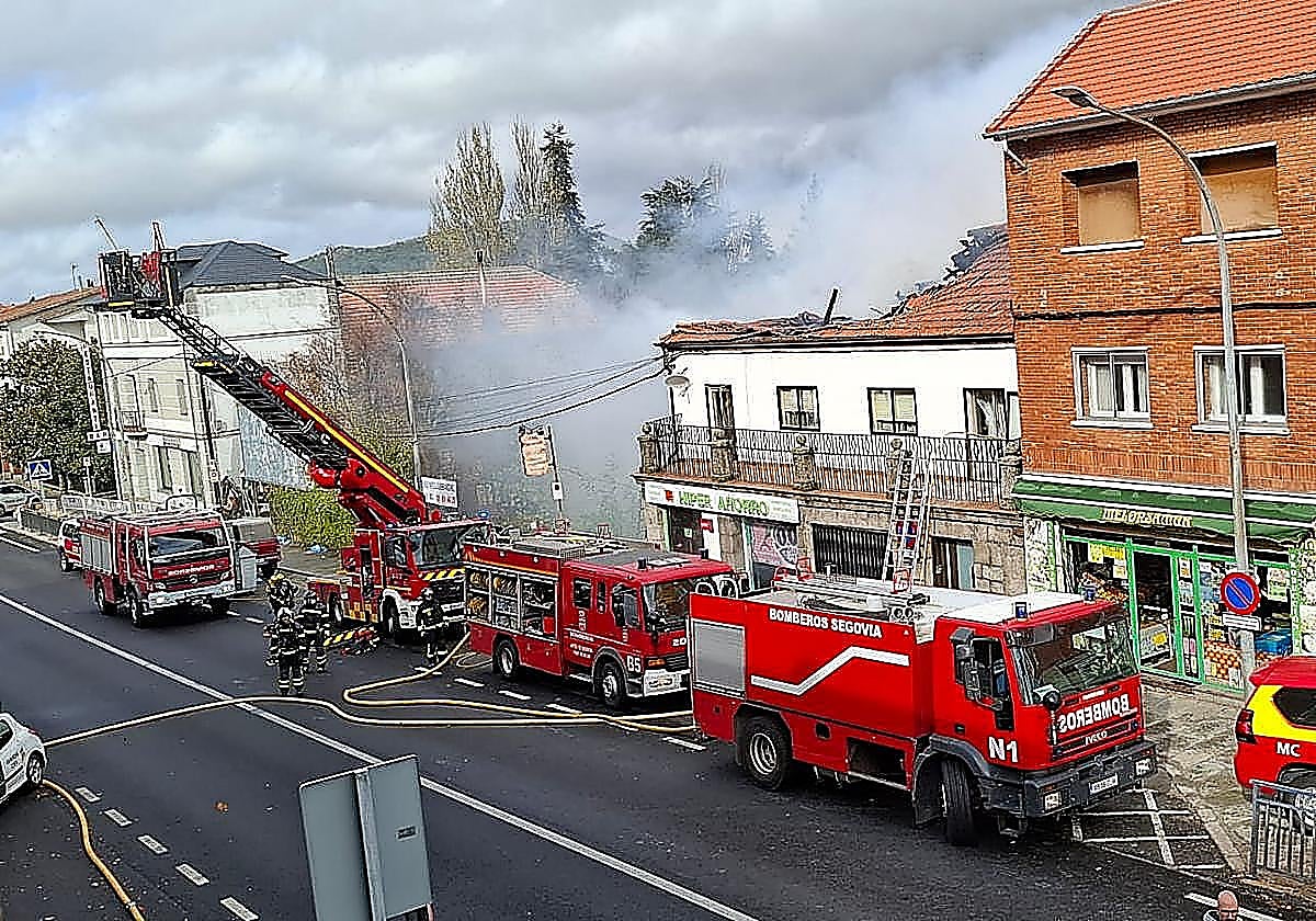 El incendio de San Rafael deja cuatro heridos y obliga a desalojar a un centenar de vecinos