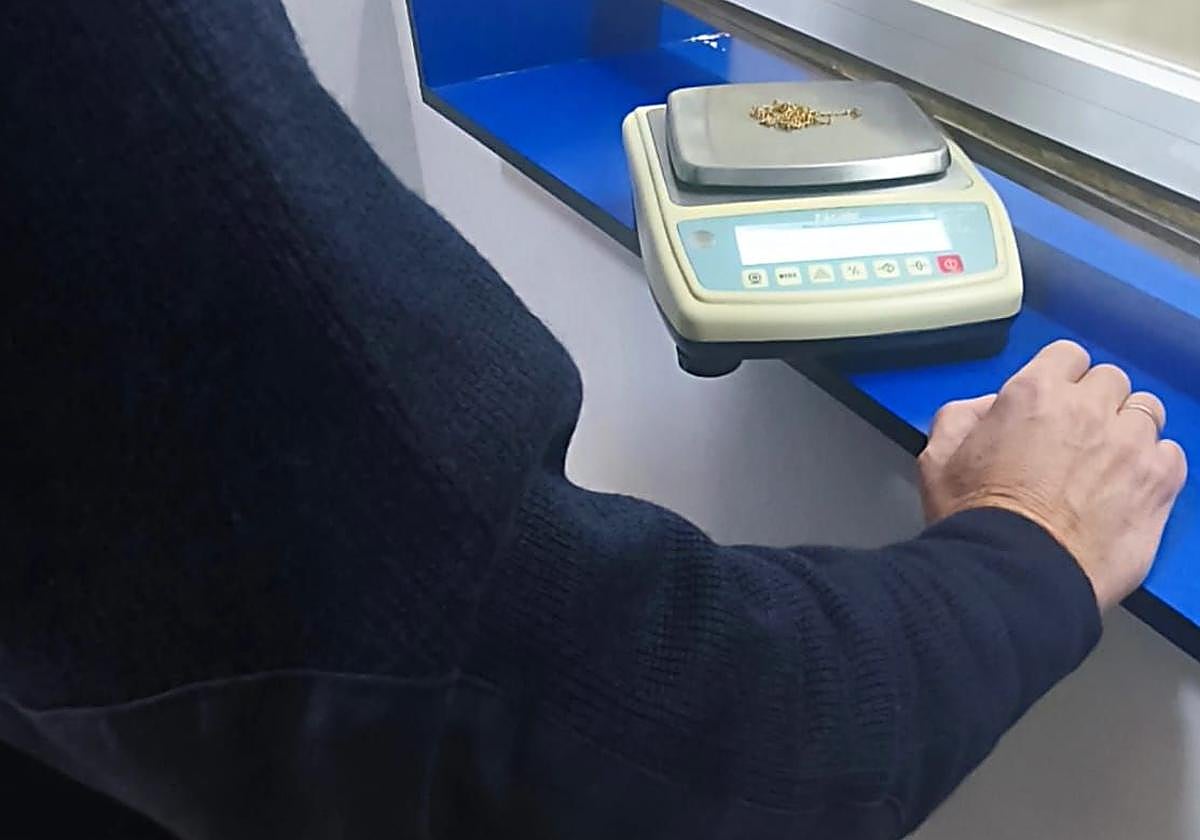 Un agente comprueba el peso de la cadena de oro.