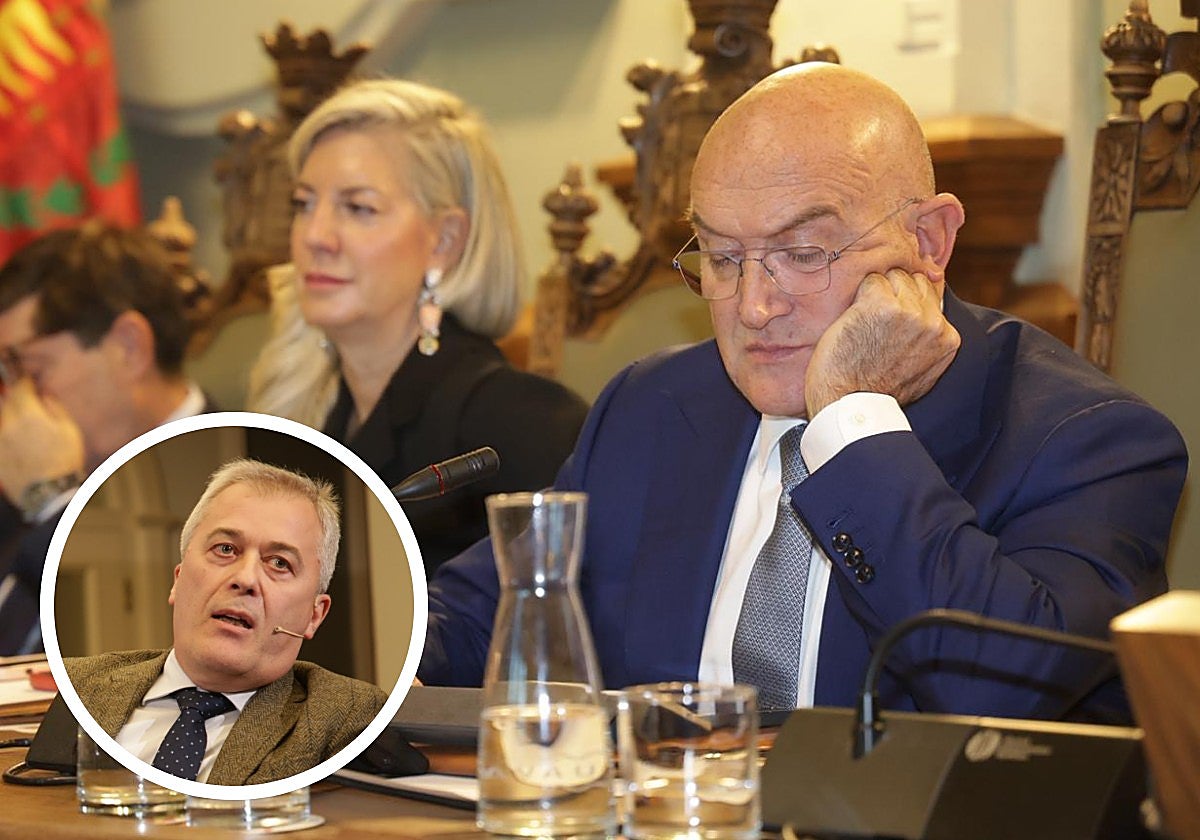 Carnero consulta su tablet durante el pleno. En detalle, Indalecio Escudero.