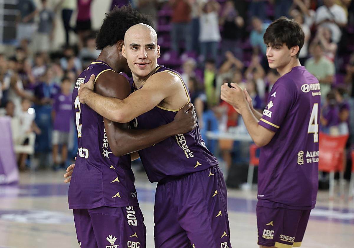 Pau Isern es felicitado por la canasta ganadora ante Ponferrada en partido de Copa España.