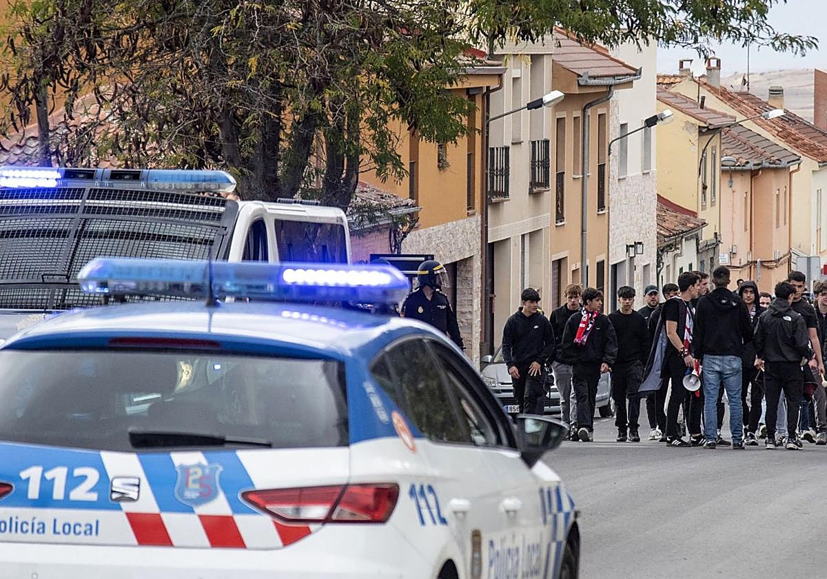Policía Local y Nacional, junto a los aficionados del Real Ávila antes del partido ante la Segoviana.