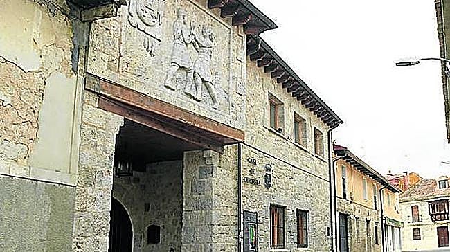 Aún hoy existen escudos de piedra con el emblema de la inquisición: una cruz con una espada y una rama de olivo a cada lado. Es el caso del lugar donde se ubicó la casa de la inquisición de un pueblo vallisoletano muy cercano a la capital. Se trata de...