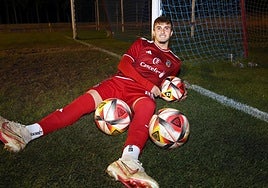 David Cotrina, con tres balones, en el campo del Turégano.