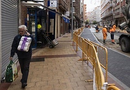 Un peatón se tapa el oído mientras camina por la calle Portillo del Prado, que permanece en obras desde junio.