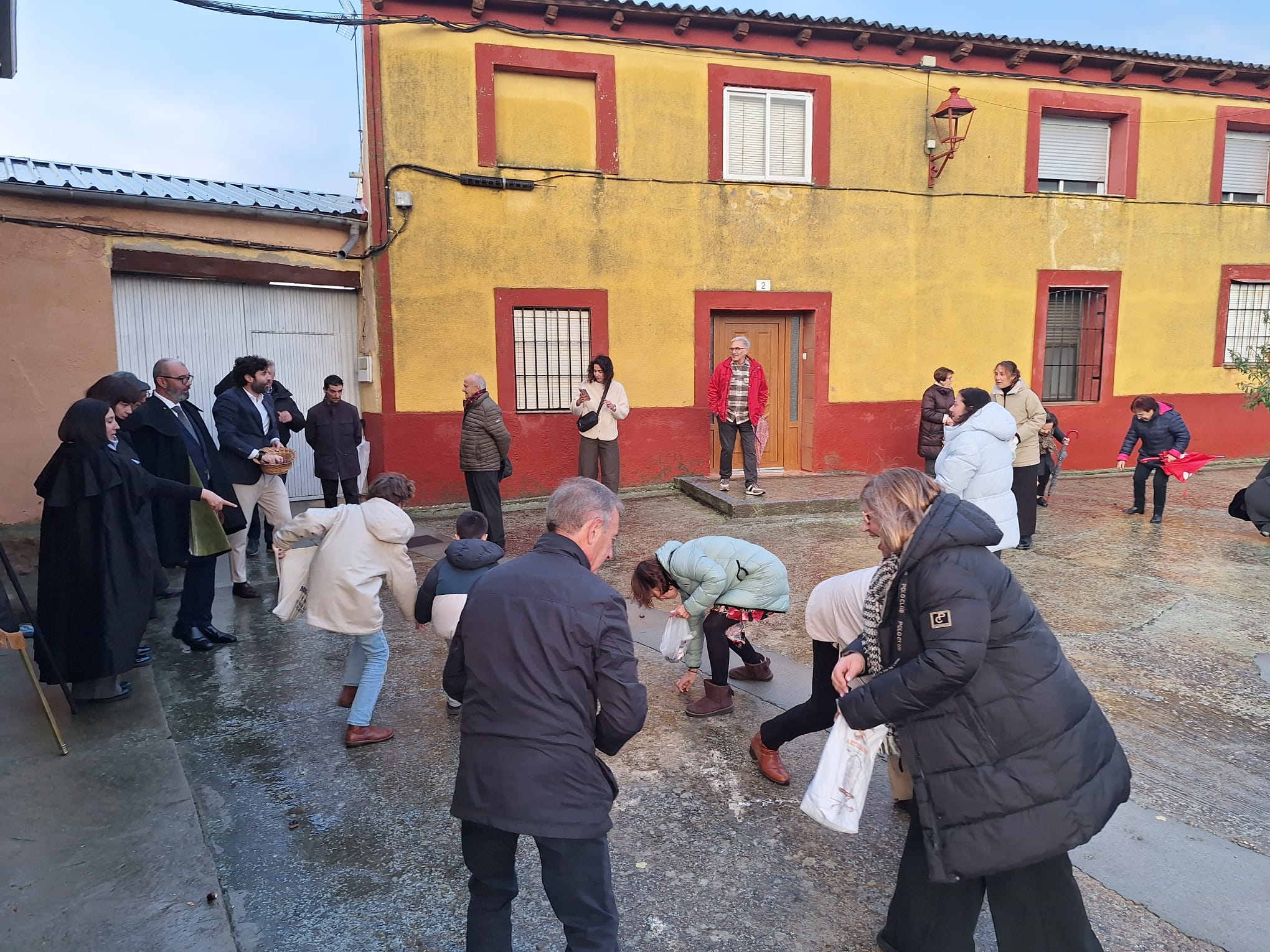 Los vecinos de Villalán de Campos vuelven a correr las castañas