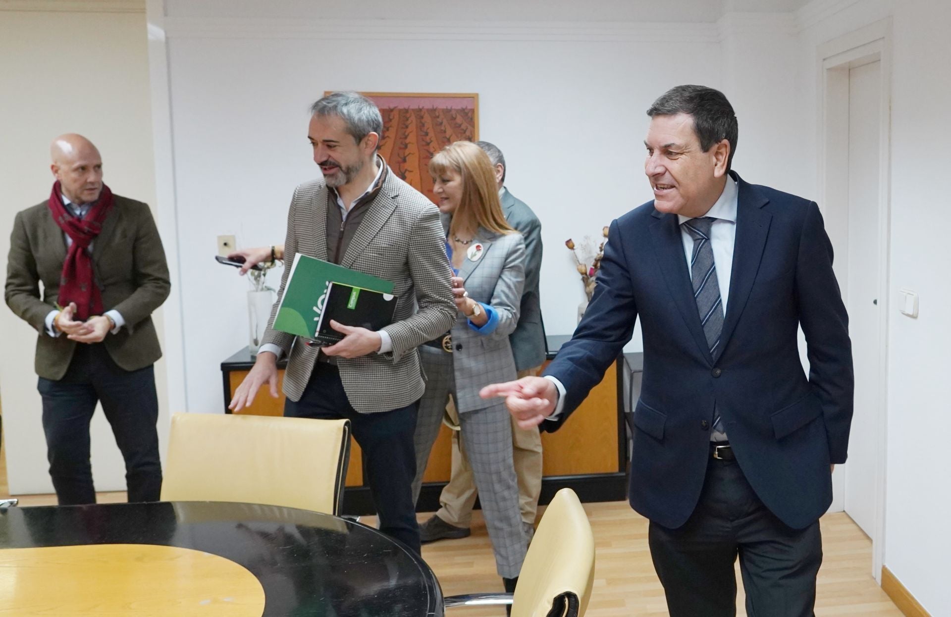 El consejero Fernández Carriedo y la directora de Presupuestos invitan a los dirigentes de Vox a sentarse al inicio de la reunión, este sábado.