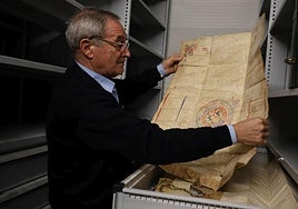 El deán de la Catedral y director del Archivo Diocesano muestra uno de los documentos que se guardan en el archivo.