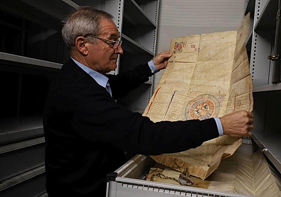El deán de la Catedral y director del Archivo Diocesano muestra uno de los documentos que se guardan en el archivo.