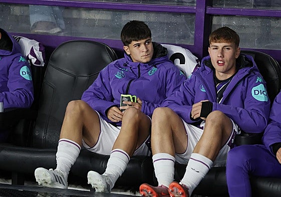 Mario Domínguez (16 años) y Arnu (18), esperando su oportunidad en el banquillo.