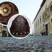 Palacio de Avellaneda, en la plaza de Peñaranda de Duero y, en las fotos de detalle, una de la piezas encontradas y ya restauradas, un casco capacete.