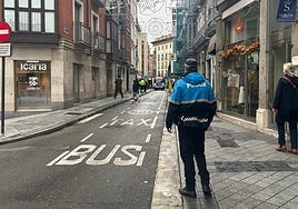 Un agente de la Policía Municipal instantes después de reabrirse al tráfico la calle Cánovas del Castillo.
