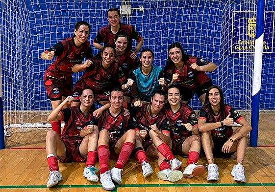 Las jugadoras del Segosala Naturpellet, tras su victoria en tierras canarias.