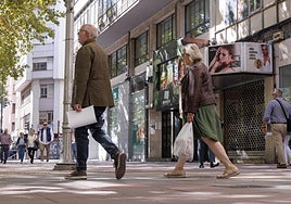 Varios peatones caminan por el lugar donde tuvo lugar la agresión.