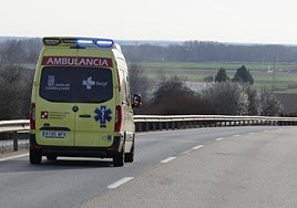 Una ambulancia circula por una carretera de Valladolid, en una imagen de archivo.