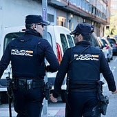 Dos agentes de la Policía Nacional caminan por una calle de Valladolid.