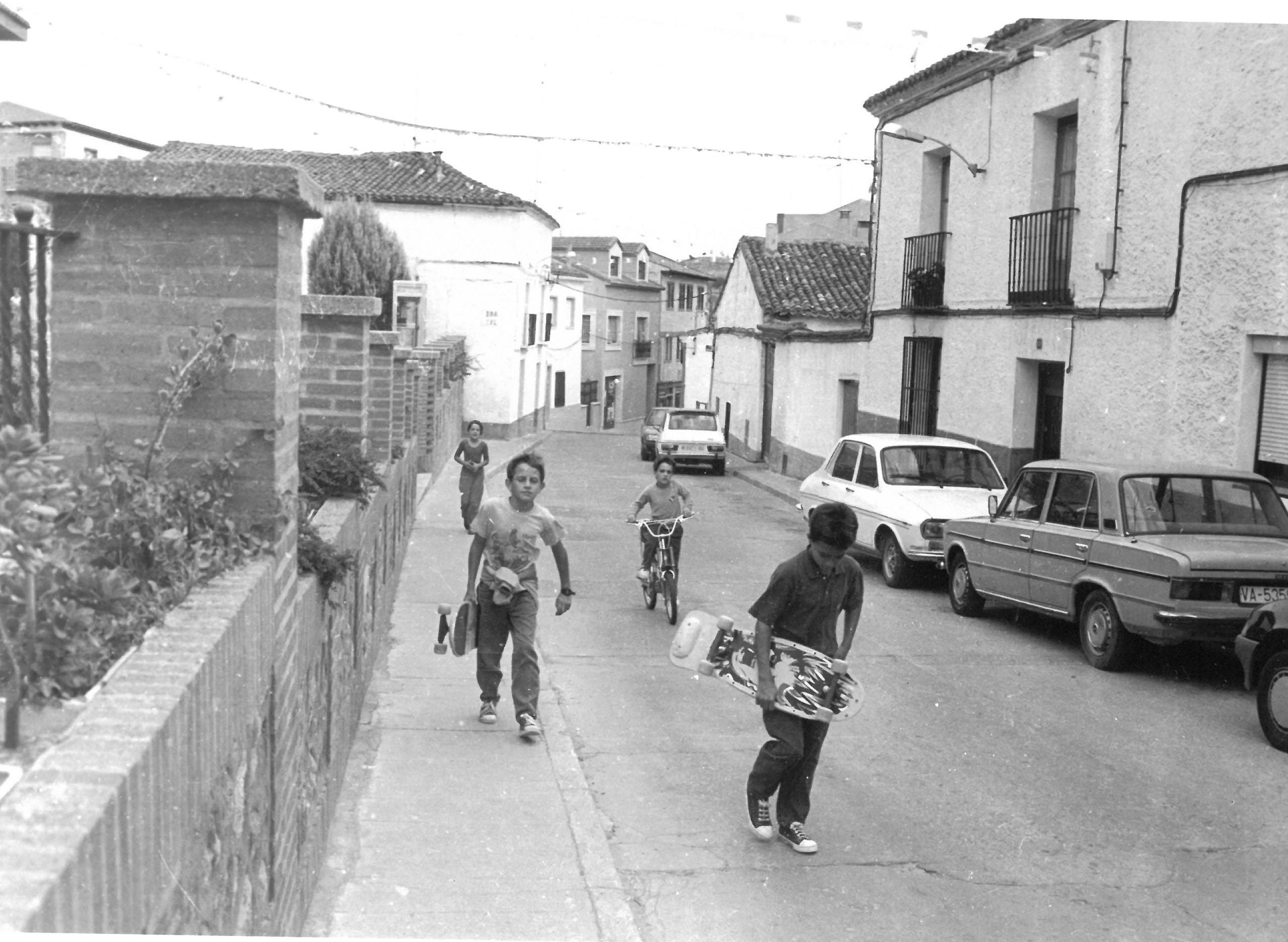 Niños de Castronuño juegan en una calle de la localidad.
