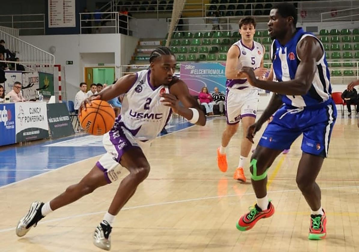 Jacob Hanna trata de entrar a canasta.