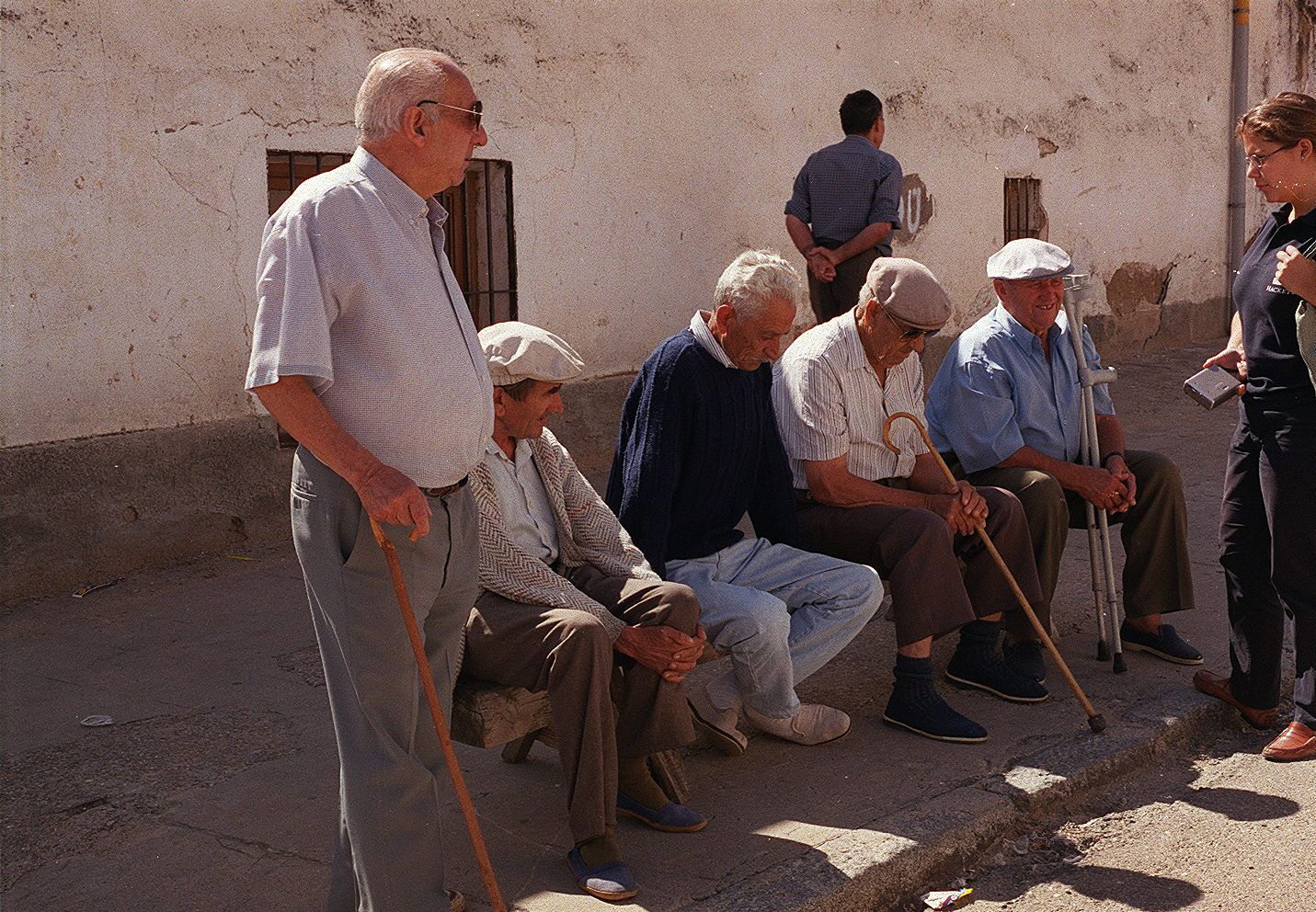Un grupo de vecinos de Castronuño en una fotografía se septiembre de 2001.