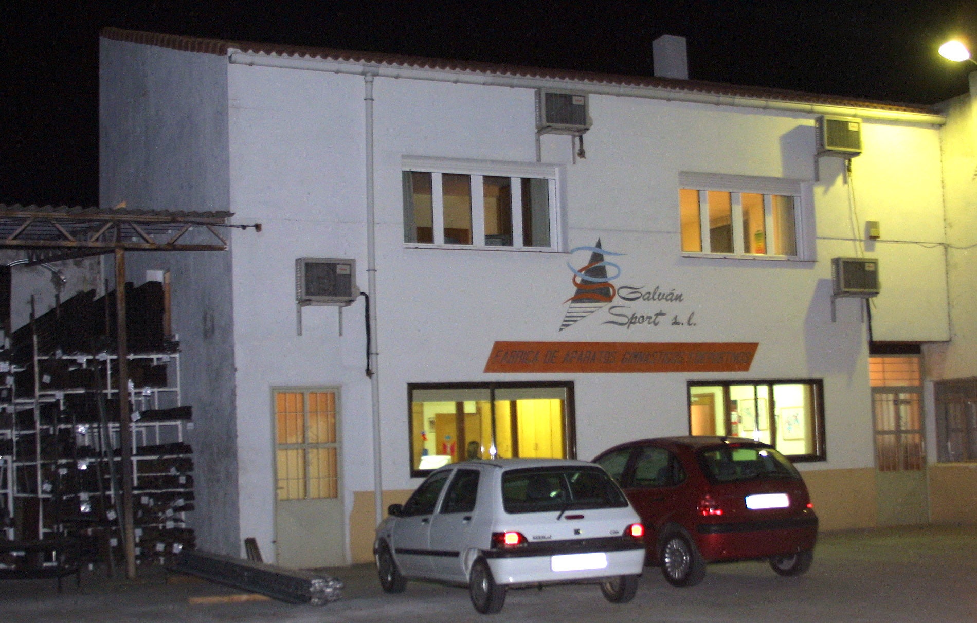 Fachada de la empresa Galván Sport, en Castronuño. 2 de septiembre de 2003.