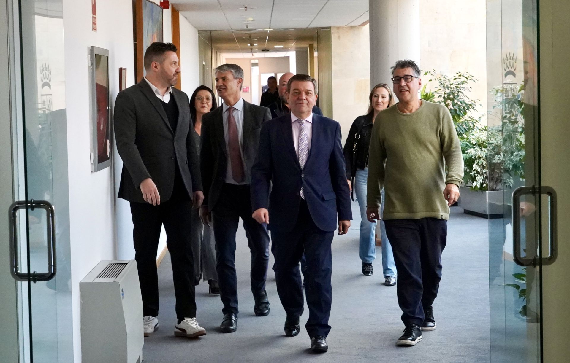 El consejero Luis Miguel González Gago, recientemente, junto a responsables sindicales y de la patronal autonómica.