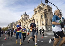 Algunos de los participantes en la competición, a su paso por la Academia de Caballería.