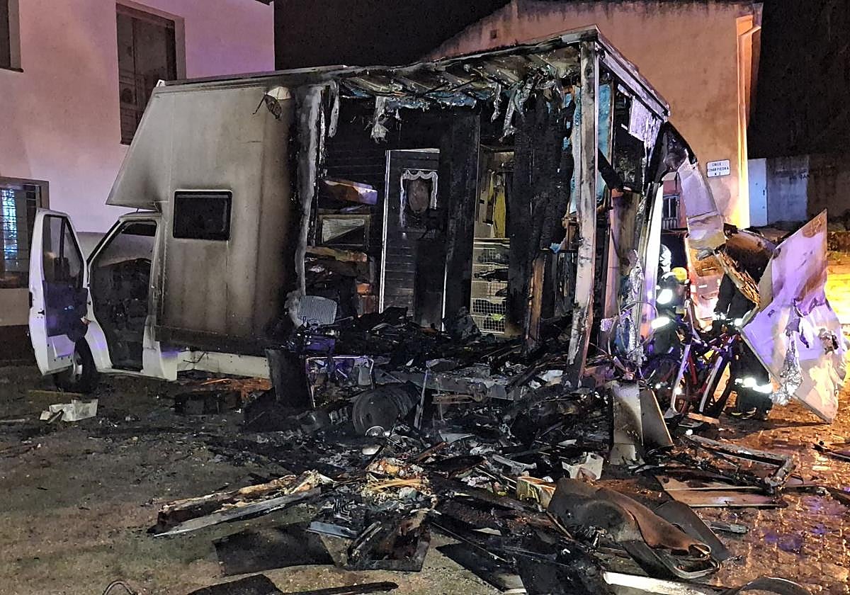 Estado en que quedó el vehículo tras el incendio y la explosión.