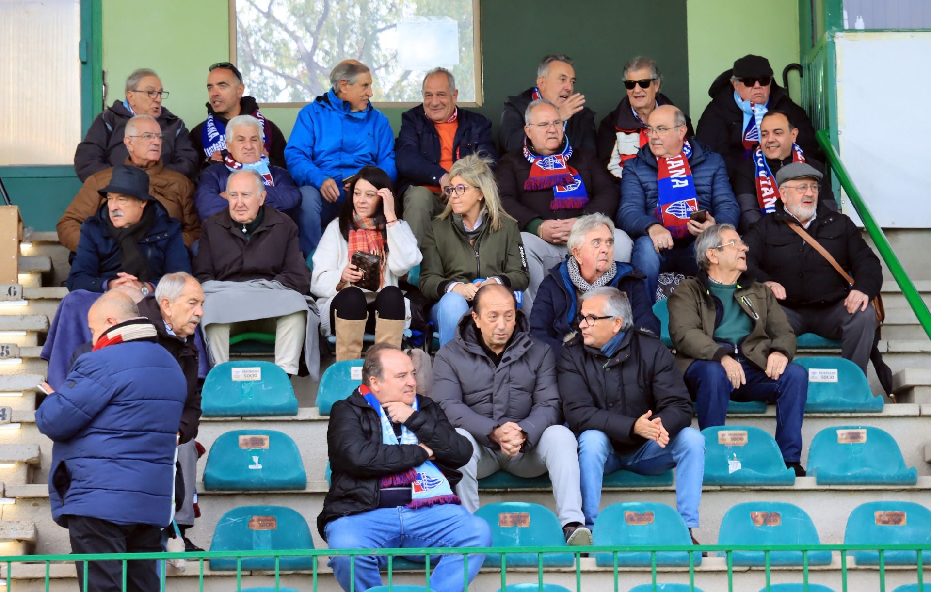 Búscate en las gradas de La Albuera durante el Segoviana vs Langreo